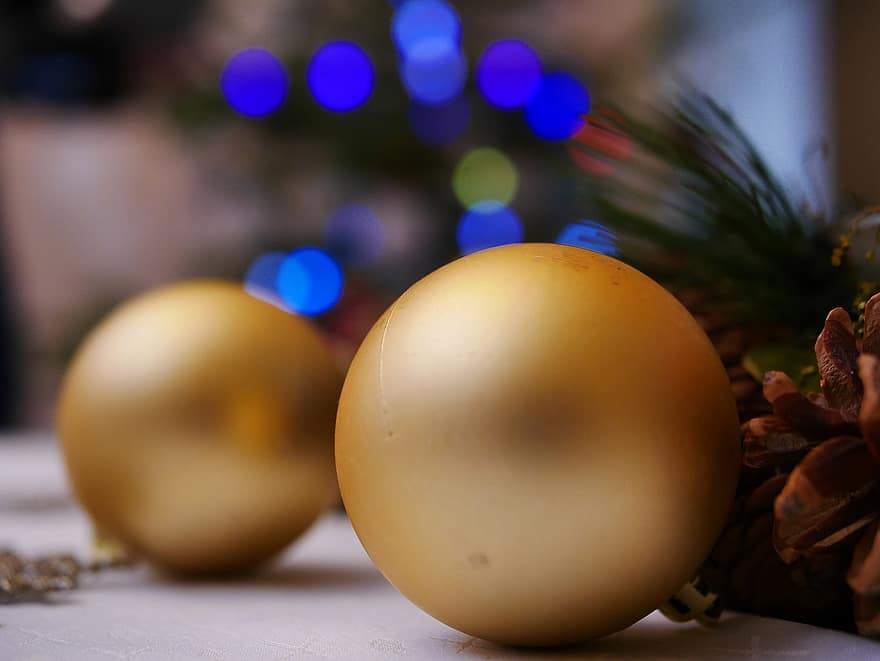 Nadal, bauble, decoració, adorn de Nadal, decoració de Nadal, bola de nadal, daurat, any nou, ornament, bokeh, primer pla