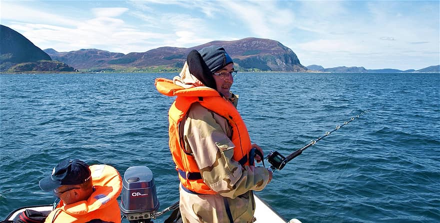 laki-laki, penangkapan ikan, ikan, nelayan, jaket keselamatan, tongkat pancing, gunung, air, memancing di laut dalam, Memancing di Fjord