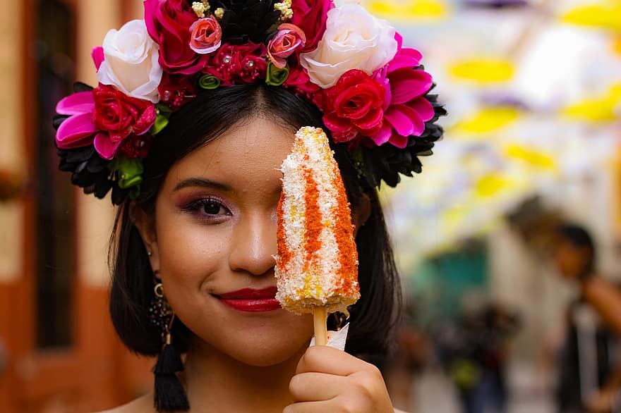 فتاة ، طعام ، المكسيكي ، وجه ، زهور ، غطاء الرأس ، وجبة خفيفة ، النساء ، ابتسامة ، يشير إلى ، صورة