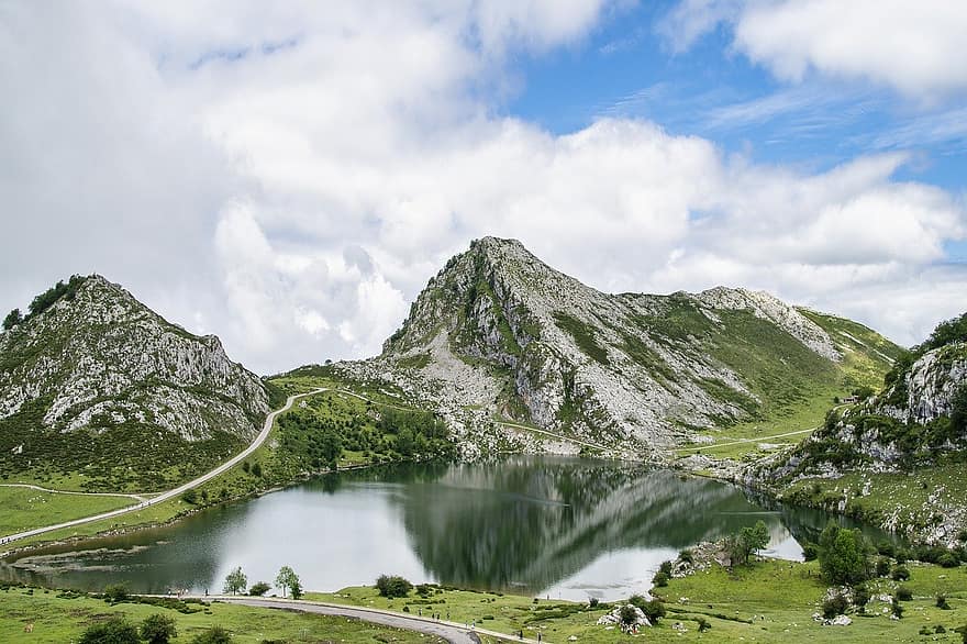 gunung, danau covadonga, Spanyol, danau, pemandangan, awan, alam, musim panas, air, rumput, warna hijau