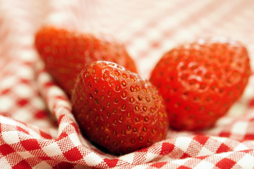 des fraises, fruits, fraises mûres