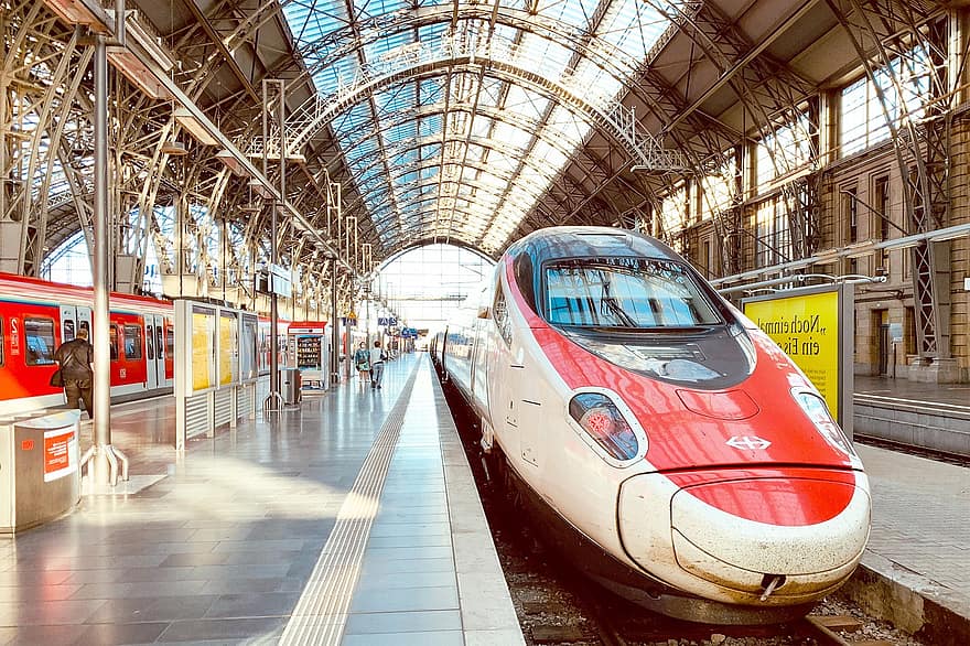 فرانكفورت ، ألمانيا الرئيسية ، المحطة الرئيسية في فرانكفورت أم ماين ، السرعه العاليه ، محطة ، طريق السكك الحديدية ، قطار سريع ، للسفر ، المواصلات ، قطار ، منصة ، قضبان السكك الحديدية