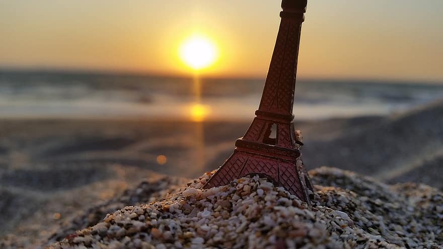 Miniatyyri Eiffel-torni, hiekka, auringonlasku, ranta, merenranta, rannikko, loma, valtameri