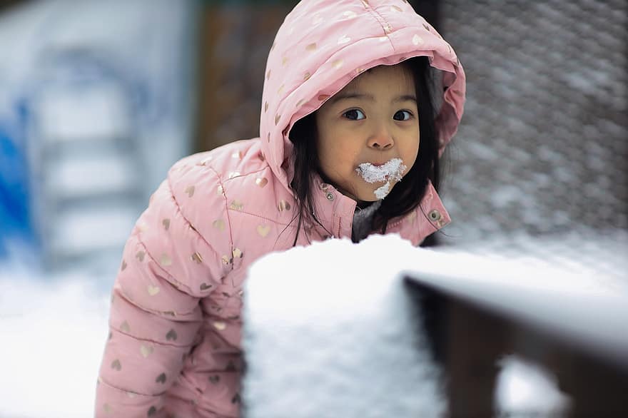 dziewczynka, dziecko, śnieg, lód, jedzenie, zimowy, zimno, dzieciństwo, uroczy, portret, jedna osoba
