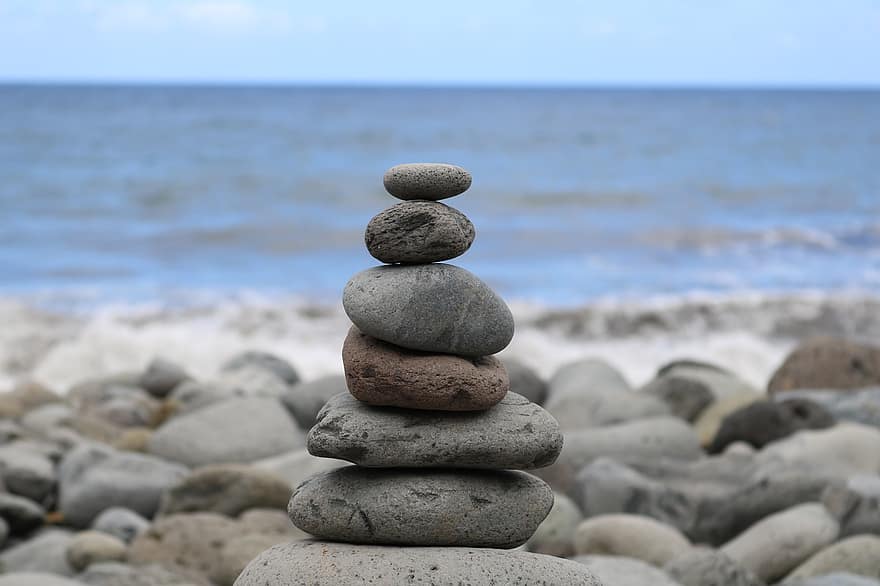 Steine, Rock, Balance, ausgeglichene Felsen, ausgewogene Steine, Flussufer, Strand, Meditation, Zen, Achtsamkeit, Spiritualität