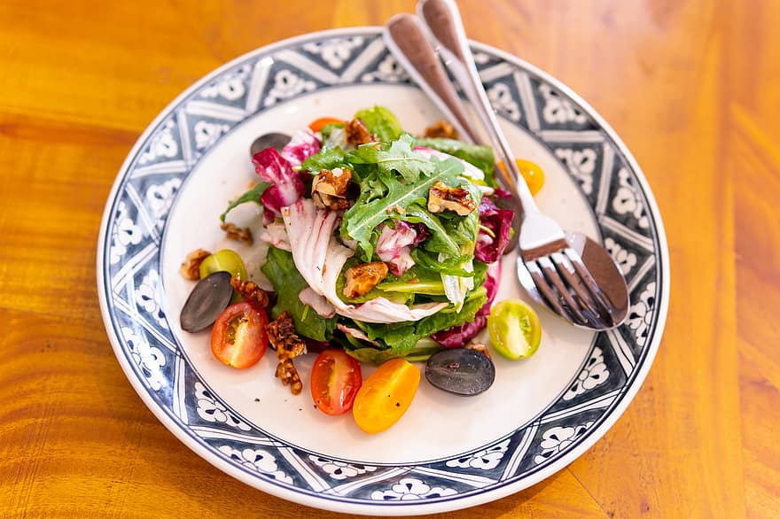 végétalien, restaurant, le déjeuner, santé, régime, régime équilibré, salade végétalienne, tomates, des noisettes, vue de dessus, aliments