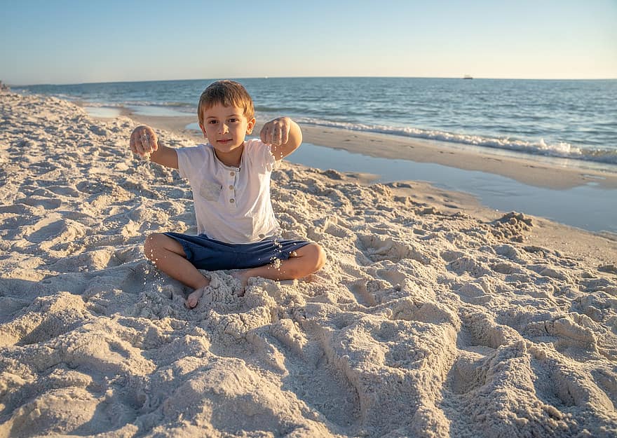 pludmale, smiltis, zēns, bērns, spēlē, jūra, viļņi, gudrs, mazulis, jaunieši, bērnībā