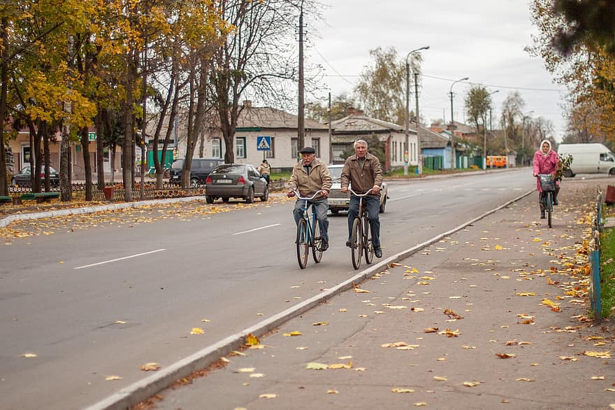 gate, by, Ukraina, mennesker, høst, landsby, sykling, syklister, sykkel, menn, byliv