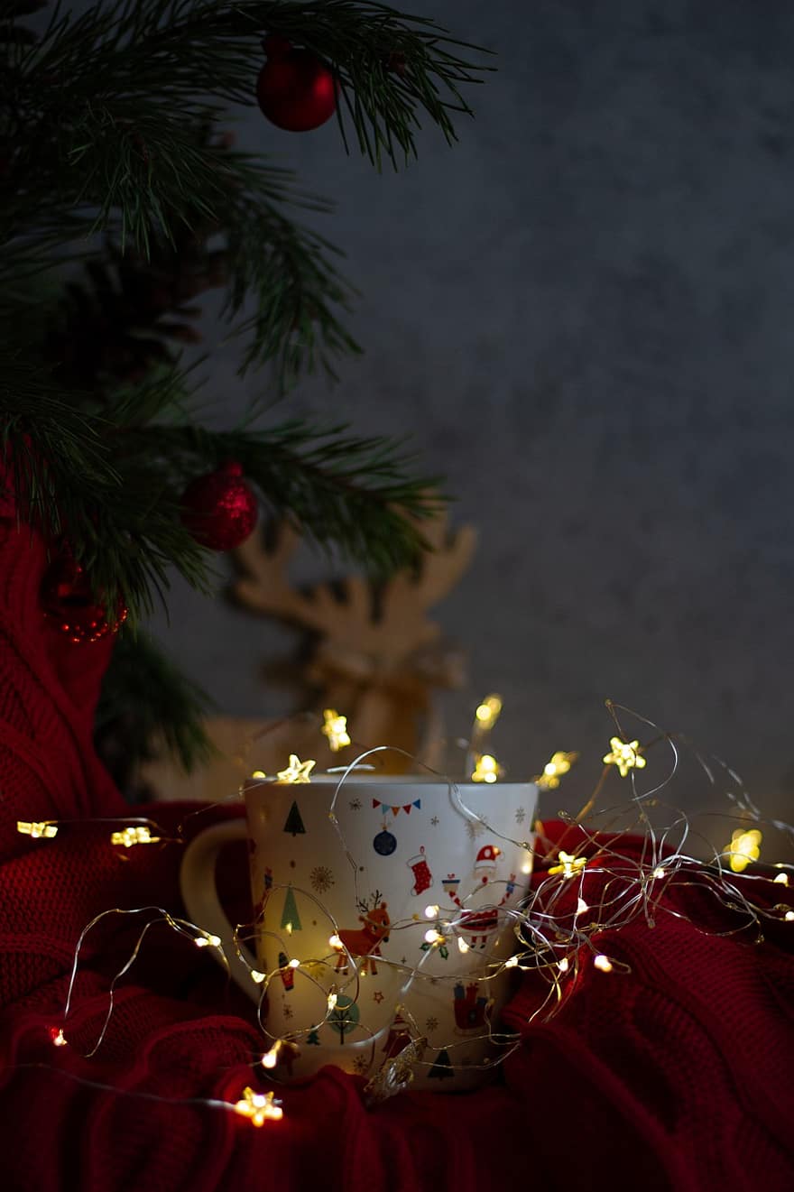 マグ、クリスマスのあかり、赤い毛布、ドリンク、飲み物、クリスマス、クリスマスボール、星、安物の宝石、カップ、静物