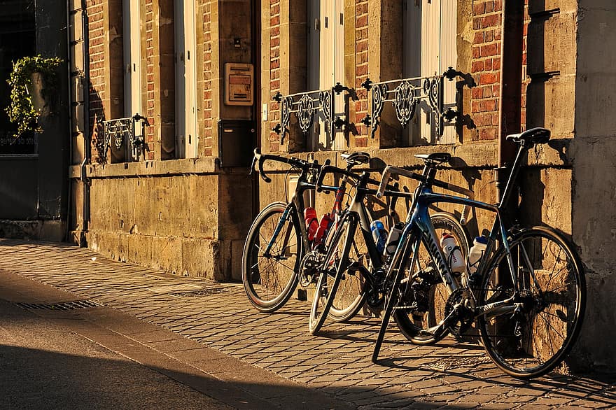 rower, rower szosowy, zachód słońca, dom, budynek, okno, życie w mieście, transport, architektura, środek transportu, na zewnątrz budynku