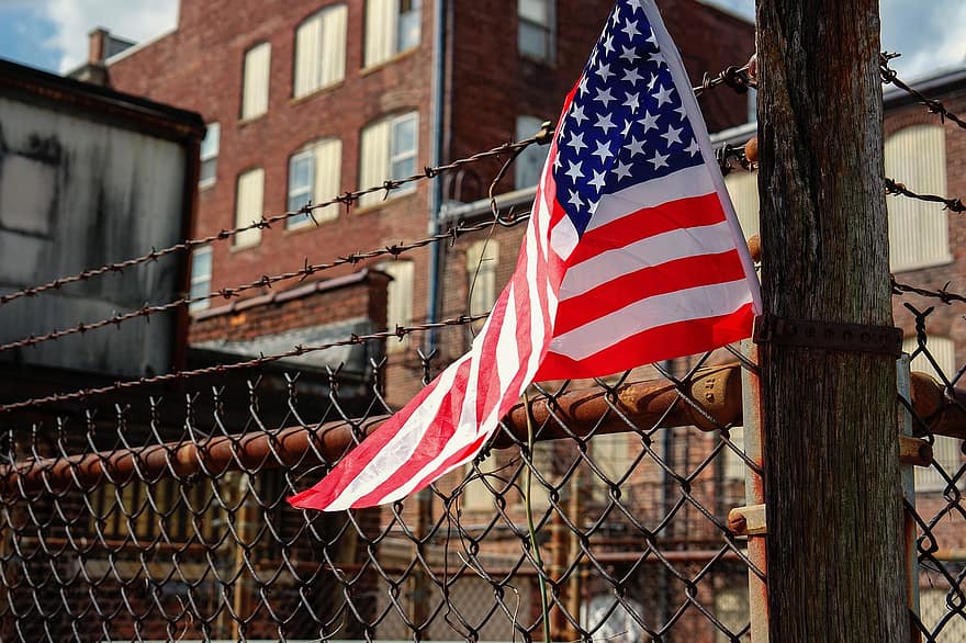 Förenta staternas flagga, flagga, usa, stjärnor och ränder, gammal ära, star-spangled banner, amerika, rost, staket, byggnad, urban