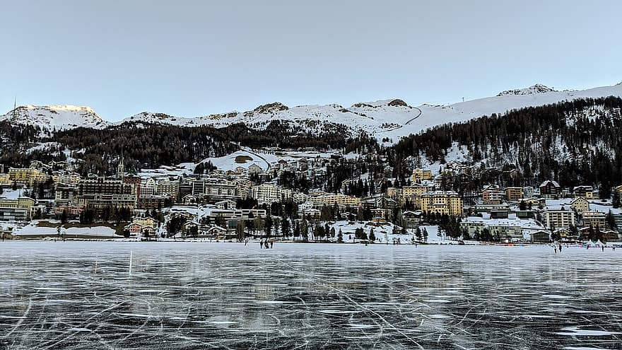 पहाड़ों, नगर, हिमपात, आइस स्केटिंग रिंग, जमे हुए, बर्फ, सर्दी, जमी हुई झील, इमारतों, यात्रा गंतव्य, पर्वत श्रखला