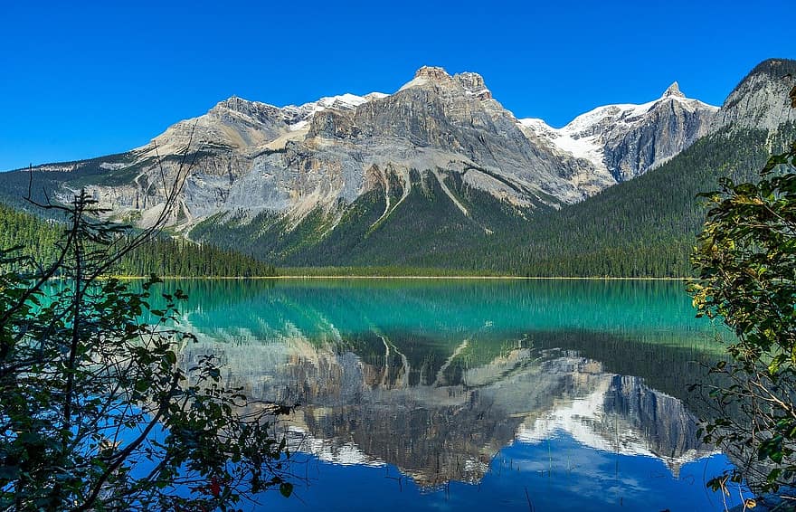 смарагдове озеро, озеро, гори, дерева, хвойні, хвойний ліс, гірський хребет, дзеркальне відображення, рефлексія, Канада, альберта