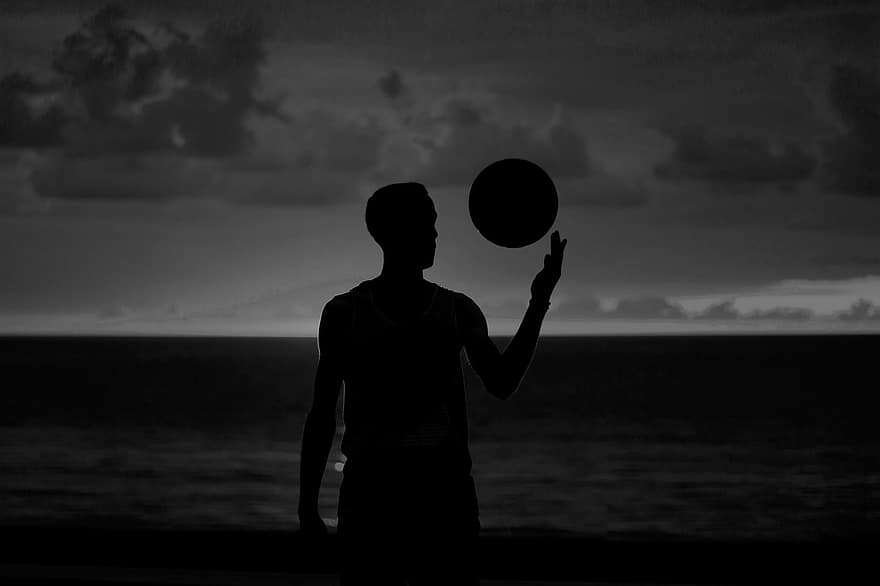 كرة سلة ، كرة ، رجل ، لعبه ، غروب الشمس ، اسود و ابيض ، شاطئ البحر ، البحر ، سحاب
