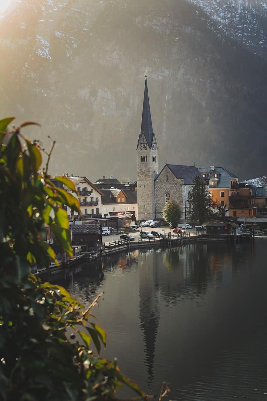 Городок на озерах. Воды Австрии. Отражение гор.