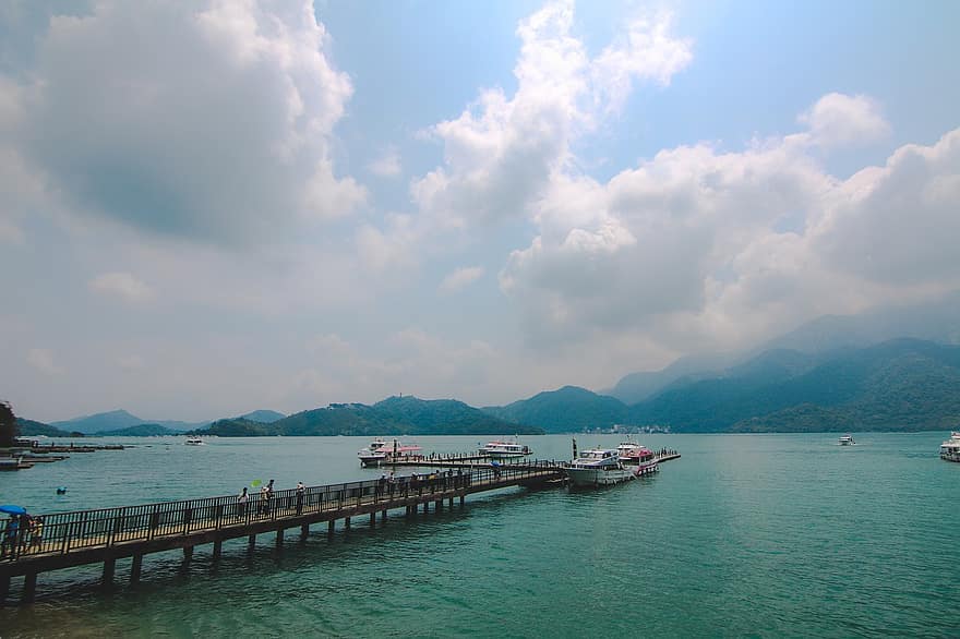 λίμνη, αποβάθρα, βάρκες, προκυμαία, νερό, γέφυρα, προβλήτα, βουνά, ουρανός, σύννεφα, Ταϊβάν
