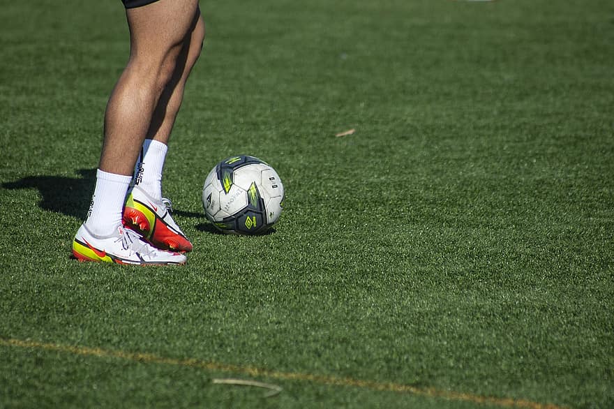 sportu, futbols, darbību, spēle, bumba, piemērotība, kājām, kurpes, kājas, zāli, spēlē