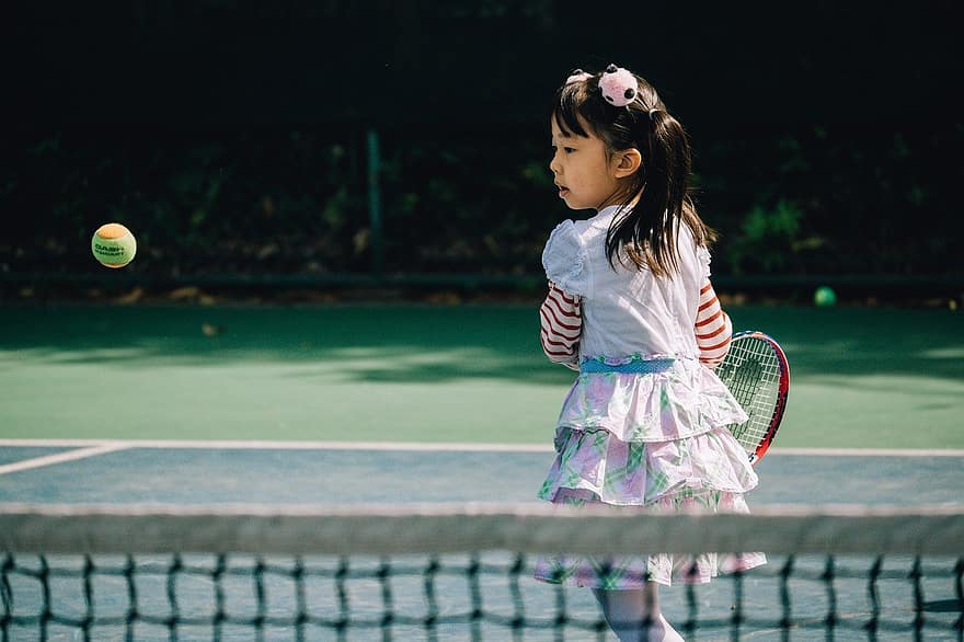少女、テニス、スポーツの、テニスコート、キッド、子、テニスを学ぶ