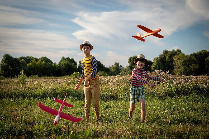những cậu bé, chơi, máy bay, đồ chơi, cánh đồng, trẻ em, anh em, bạn bè, thời thơ ấu, vui mừng, vui sướng