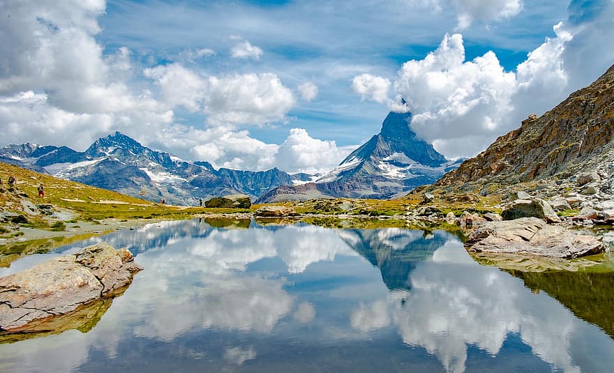 kalnai, ežeras, debesys, atspindys, alpinistai, kuprinės, alpinizmas, atspindėjimas, veidrodinis vaizdas, vandens atspindys, ramūs vandenys