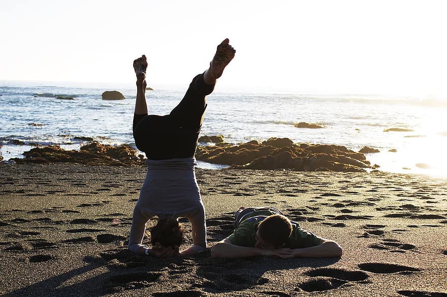 йога, пляжная йога, пляж, медитация, море, расслабиться, природа, остаток средств, люди, пара, берег