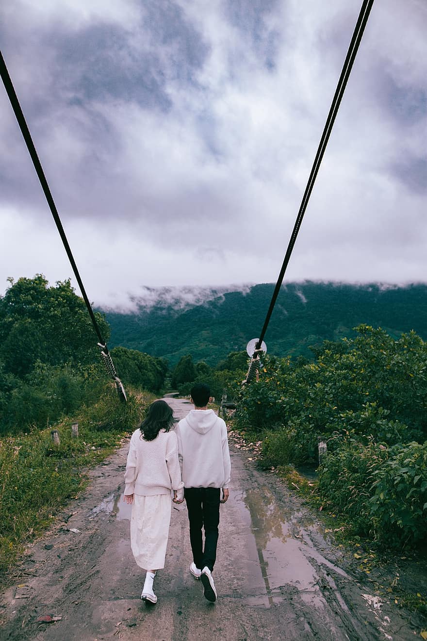 двойка, път, държейки се за ръце, ходене, гора, планина, мъж, жена, небе, облаци, романтичен