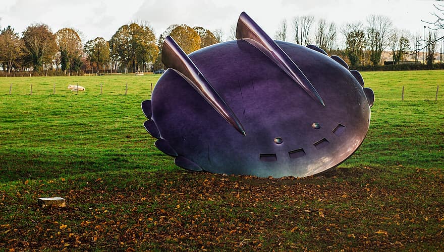 Скульптура НЛО, парк, Франція, бордовий