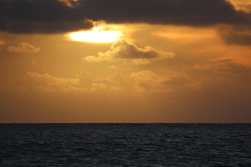 март, океан, заход солнца, облака, оранжевое небо, горизонт, флот, сумерки, Пляж Лагес, Порт Камней, природа