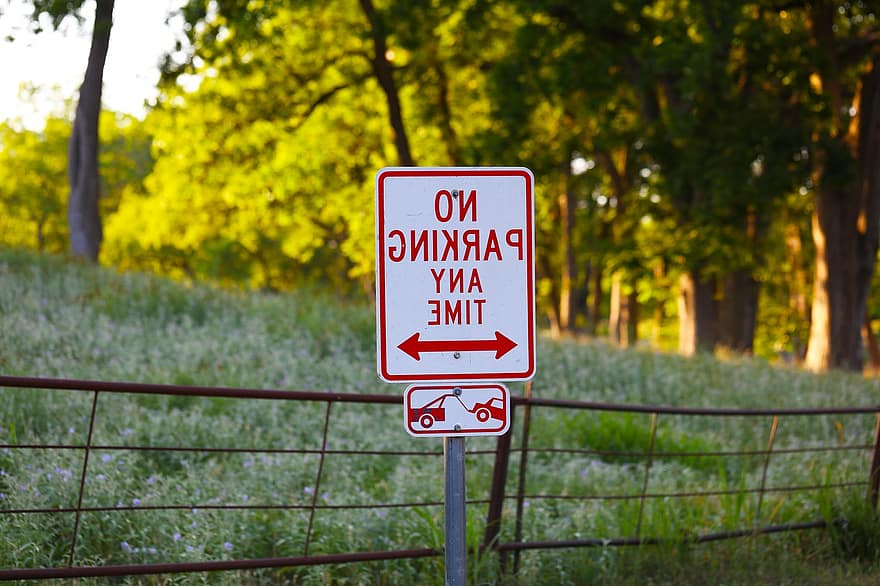 предупреждающий знак, дорожный знак, парковка запрещена, нет парковки, юмор, сельская местность, знак, дерево, движение, трава, условное обозначение