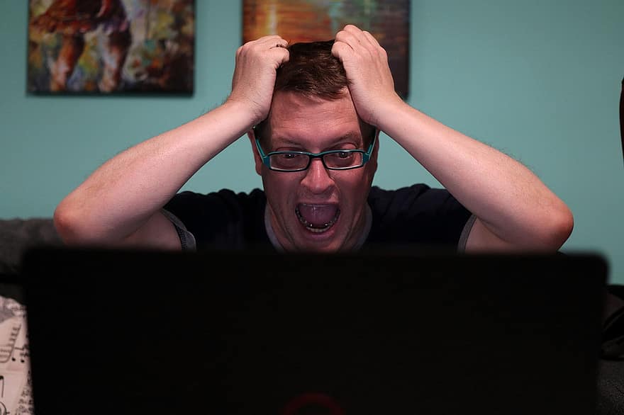 mies, turhautunut, suuttunut, kannettava tietokone, pelaamista