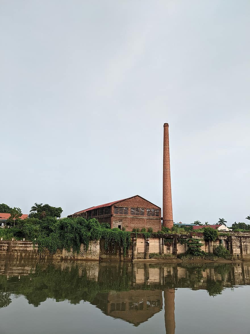 río, fábrica, campo