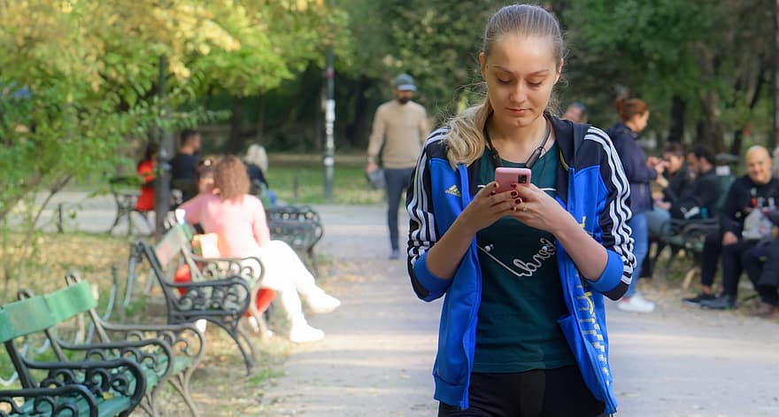 dívka, chytrý telefon, chůze, park, relaxace, podzim