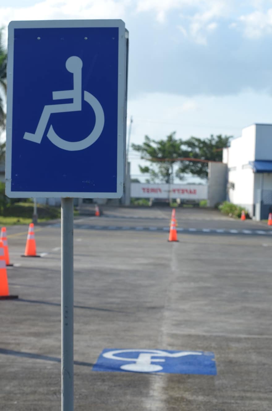 Rollstuhlsymbol, Straßenschild, Straße, Symbol für barrierefreien Zugang, Rollstuhl, Verkehrsschild, Sicherheit, Fahrschule, Straßenbahn, Teststrecke, Zeichen