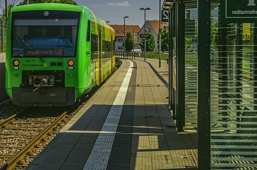 Strohgäubahn, Zug, Bahnhof, Plattform, Müncheningen, Schiene, Eisenbahn, Bahngleis, Transport, öffentliche Verkehrsmittel