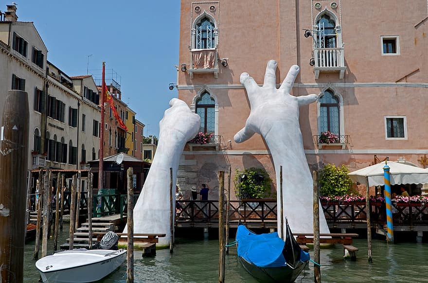 Venècia, escultura, Mans Gegants, lorenzo quinn, Hotel de luxe Ca' Sagredo, canal grande, suport, ajuda, góndola, Itàlia, llacuna