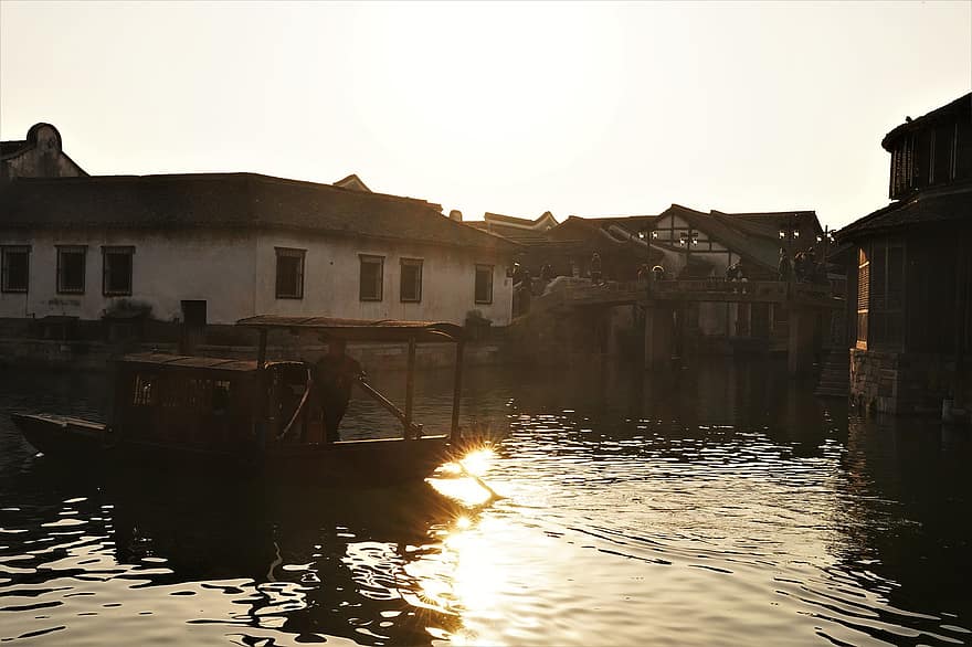villaggio, barca, fiume, luce del sole, canottaggio, riflessione, acqua, tramonto, case, edifici, cittadina