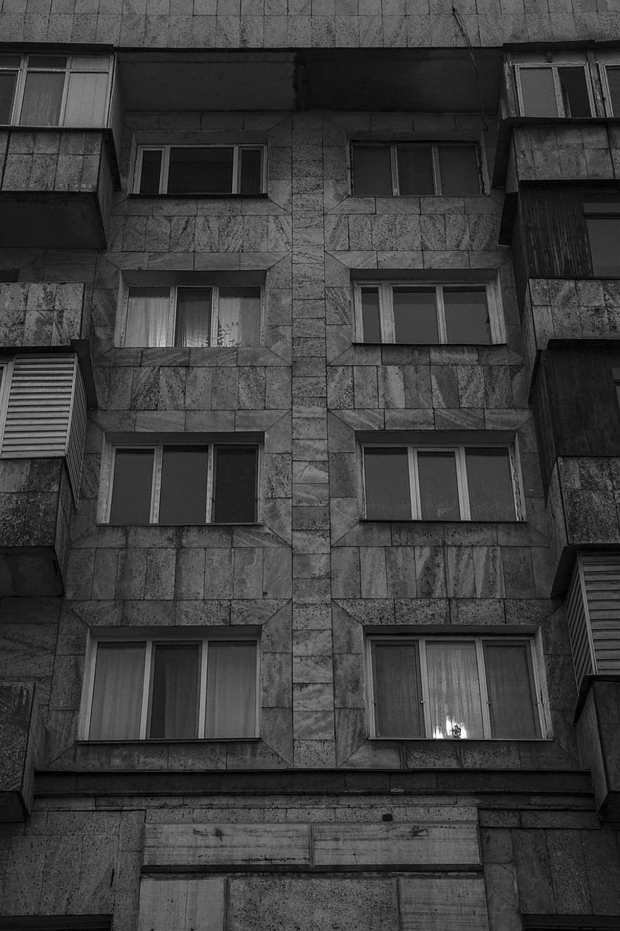 Neuvostoliiton aikainen rakennus, rakennus, Venäjä, 1970, vanha rakennus, mustavalkoinen, arkkitehtuuri, ikkuna, rakennettu rakenne, rakennuksen ulkoa, moderni