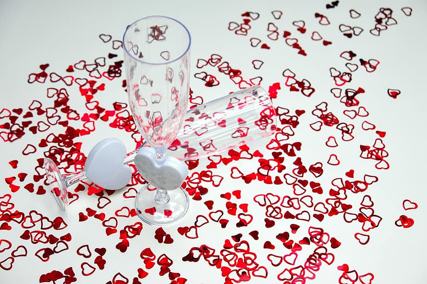 hertta, konfetit, lasit, hajallaan, viinilasit, symboli, rakkaus, romanssi, romanttinen, Ystävänpäivä