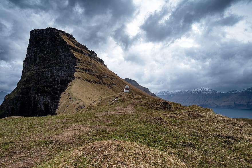 Farerų salos, švyturys, jūros, pobūdį, kalnai, debesys, Debesuota, Debesuota diena, kalnas, kraštovaizdį, kalnų viršūnė