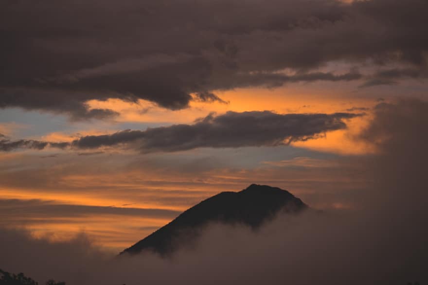 Montagne, des nuages, le coucher du soleil, de pointe, sommet, crépuscule, soir, brouillard, brumeux, paysage