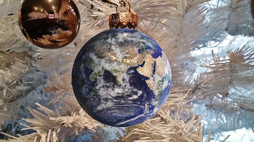 عيد الميلاد ، العالمية ، زخرفة ، شجرة عيد الميلاد ، أرض ، جسم كروى ، كوكب ، الفراغ ، أزرق ، خريطة العالم ، قريب