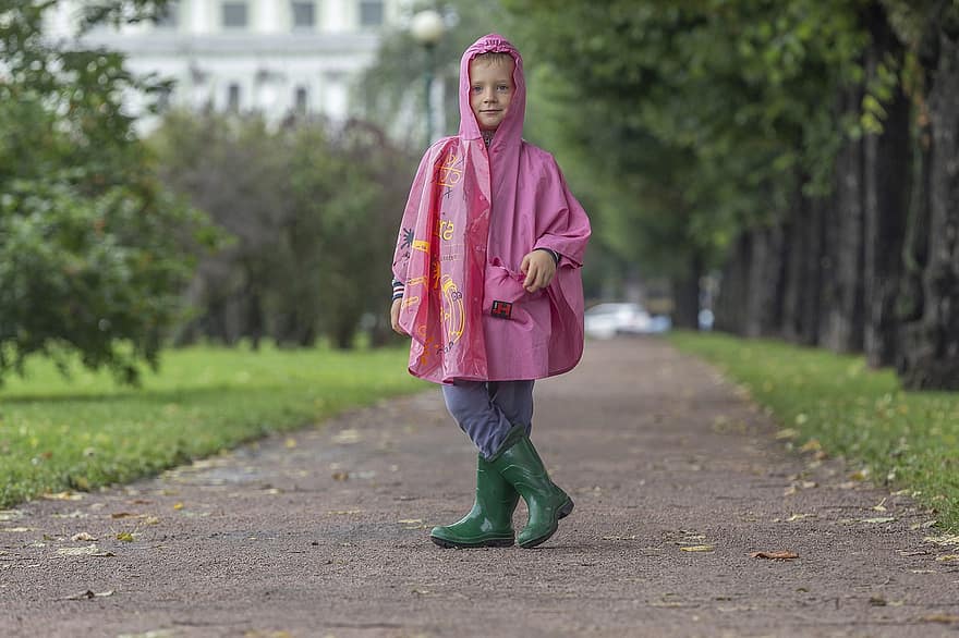 dziewczynka, płaszcz przeciwdeszczowy, park, deszcz, kalosze, codzienny, poza, zabawa, dzieciństwo, uśmiech