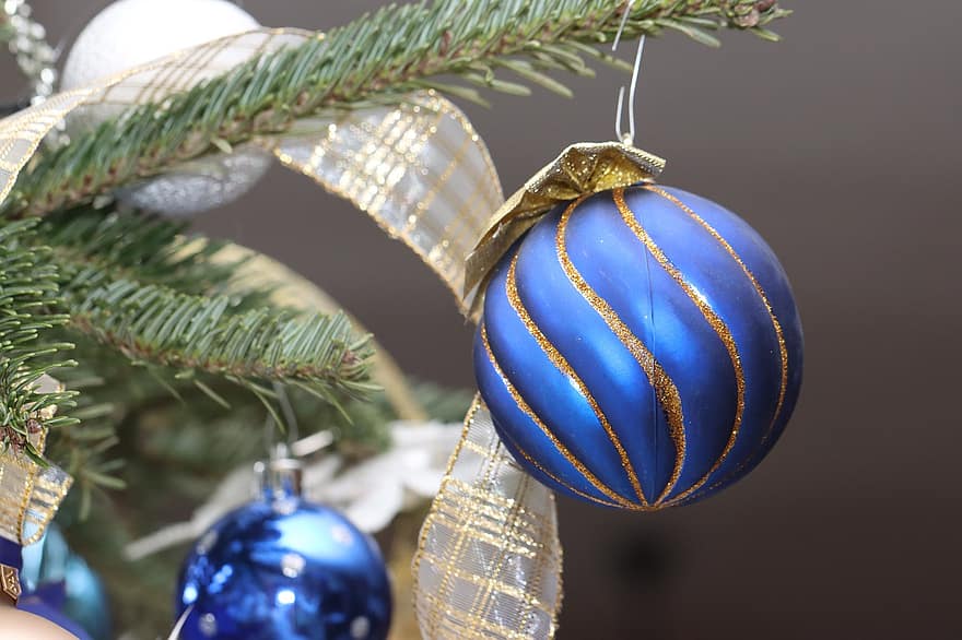 Weihnachten, Dekorationen, Ornamente, Baumschmuck, Kugeln, Weihnachtskugeln, Band, Bälle, dekorativ, Weihnachtsfest, Dezember