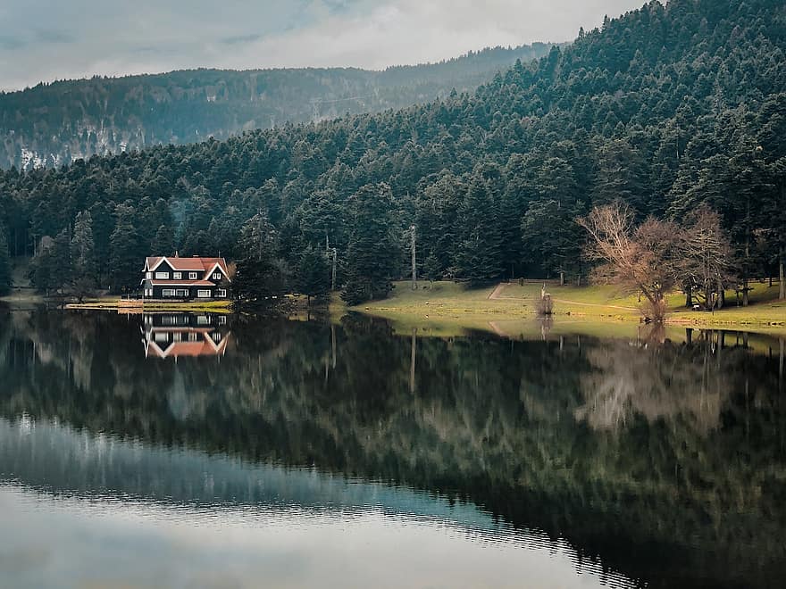 Národní park Gölcük, jezero, dům u jezera, les, Příroda, klidný, odraz, zrcadlení, krajina, hory, cestovat