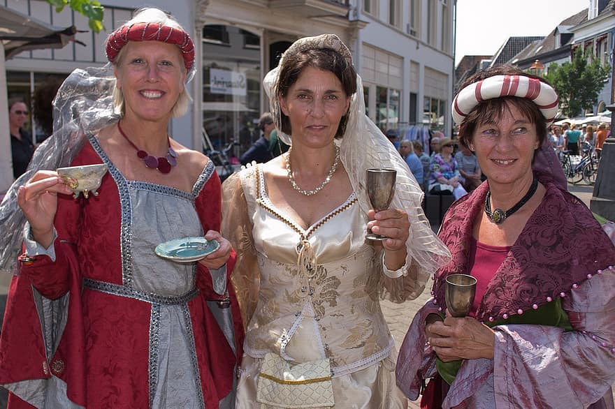 meia idade, mulheres, Moda medieval, senhoras, festa, festival tradicional, culturas, roupa tradicional, cristandade, celebração, sorridente