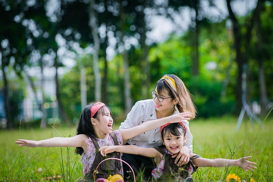 gia đình, chị em gái, mẹ, hạnh phúc, nụ cười, vui vẻ, vui sướng, vườn, công viên, cánh đồng