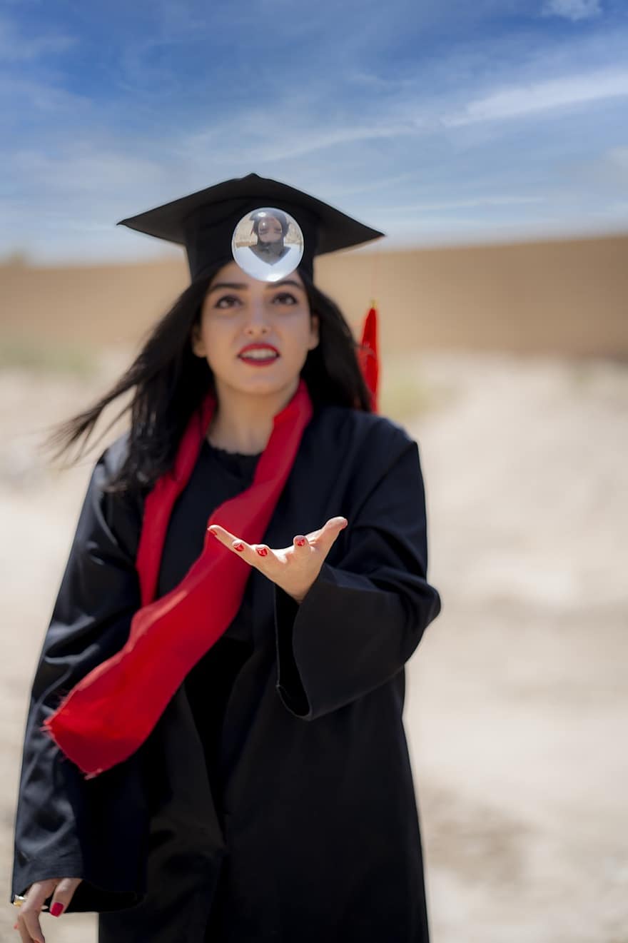 alunno, Ragazza iraniana, ragazza persiana, laureati, Studente laureato, la laurea, cappello di laurea, lensball, palla di cristallo, Magia, formazione scolastica