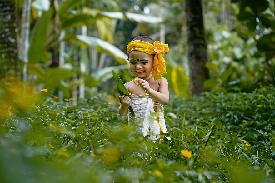 Malayali, lapsi, pikkutyttö, söpö lapsi, hymy, leikkisä, Suloinen Lapsi, suloinen lapsi, pelaaminen, Keralan pikkutyttö, kukat