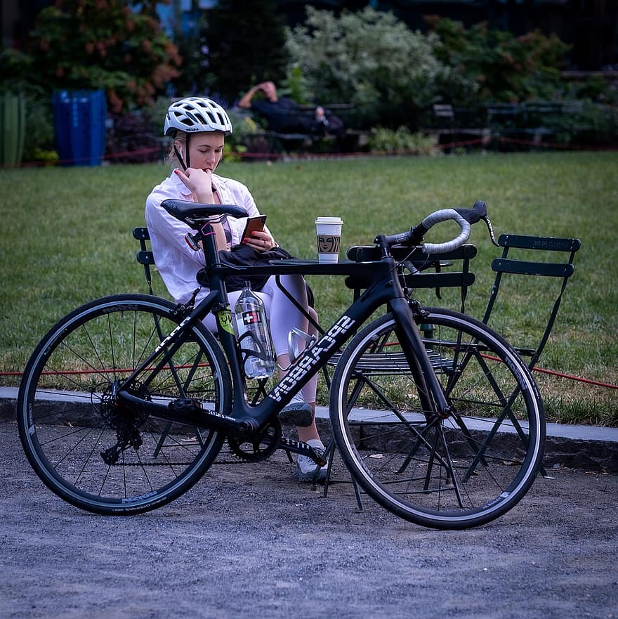 жінка, шолом, велосипед, їзда на велосипеді, велосипедист, парк, діяльність
