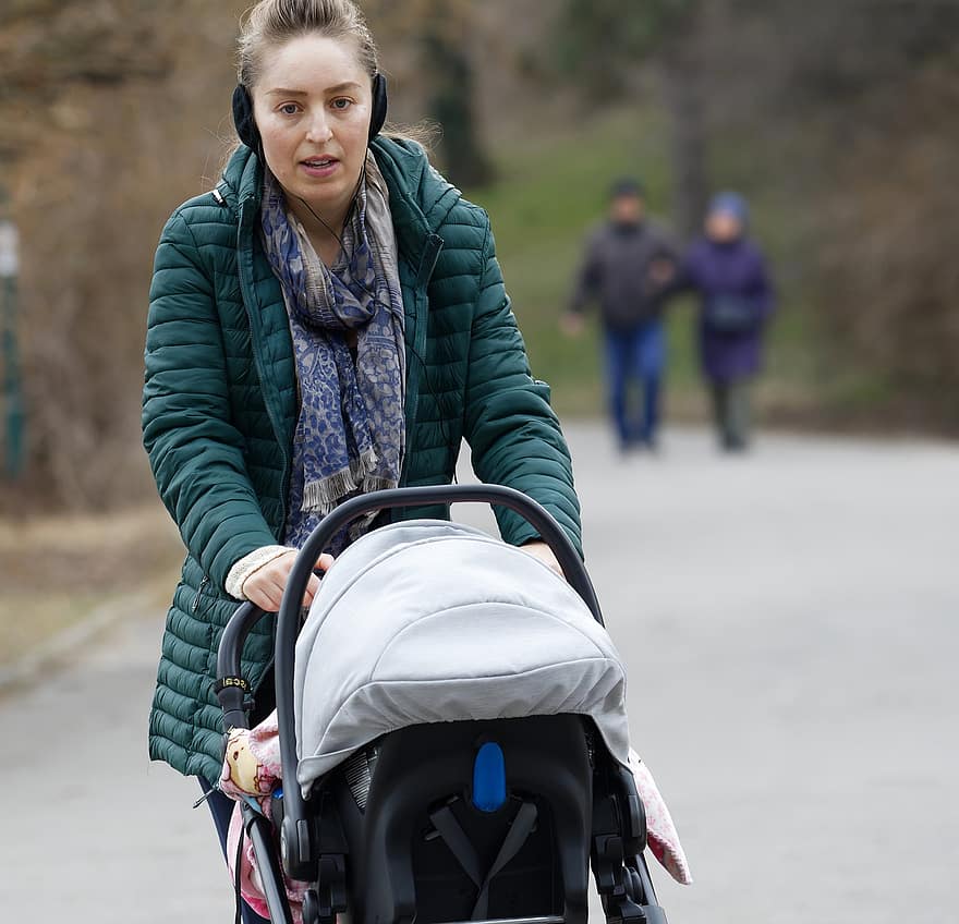 жена, майка, детска количка, бебе, разходка